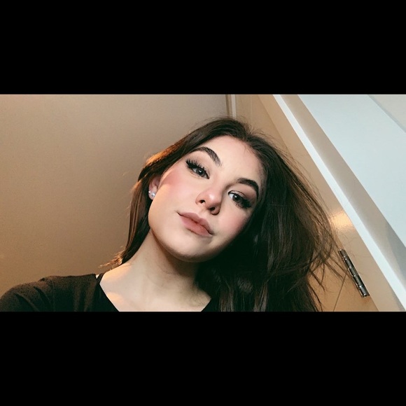 Meet your Posher, Ava - Picture 1 of 1